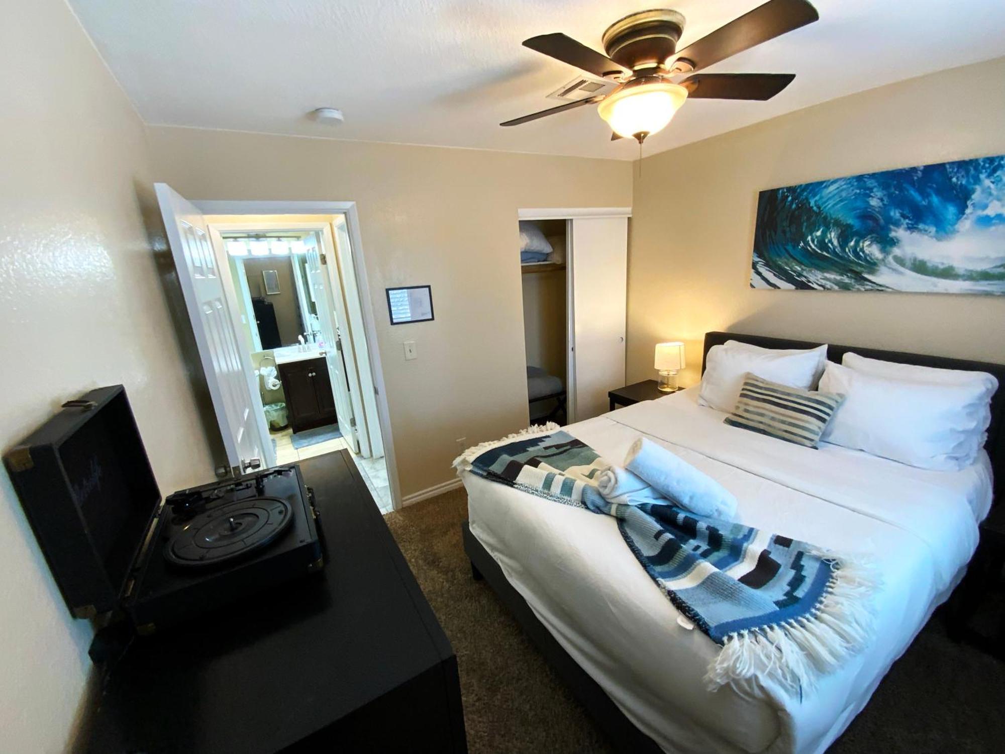 Vegas Getaway, Pool, Basket Ball, Games, Cook Holiday home